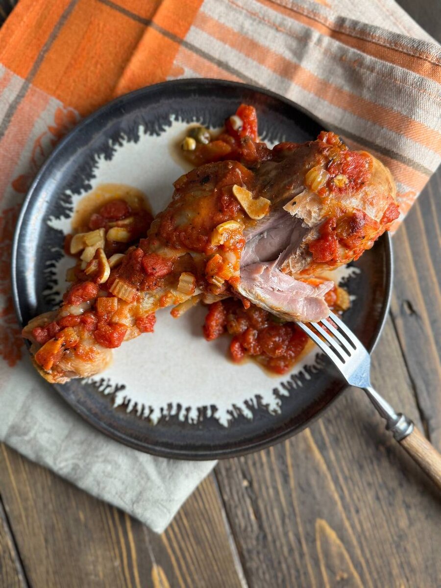 Нескучная голень индейки с томатами от Даши Третьяковой. https://t.me/wellness_hedonism