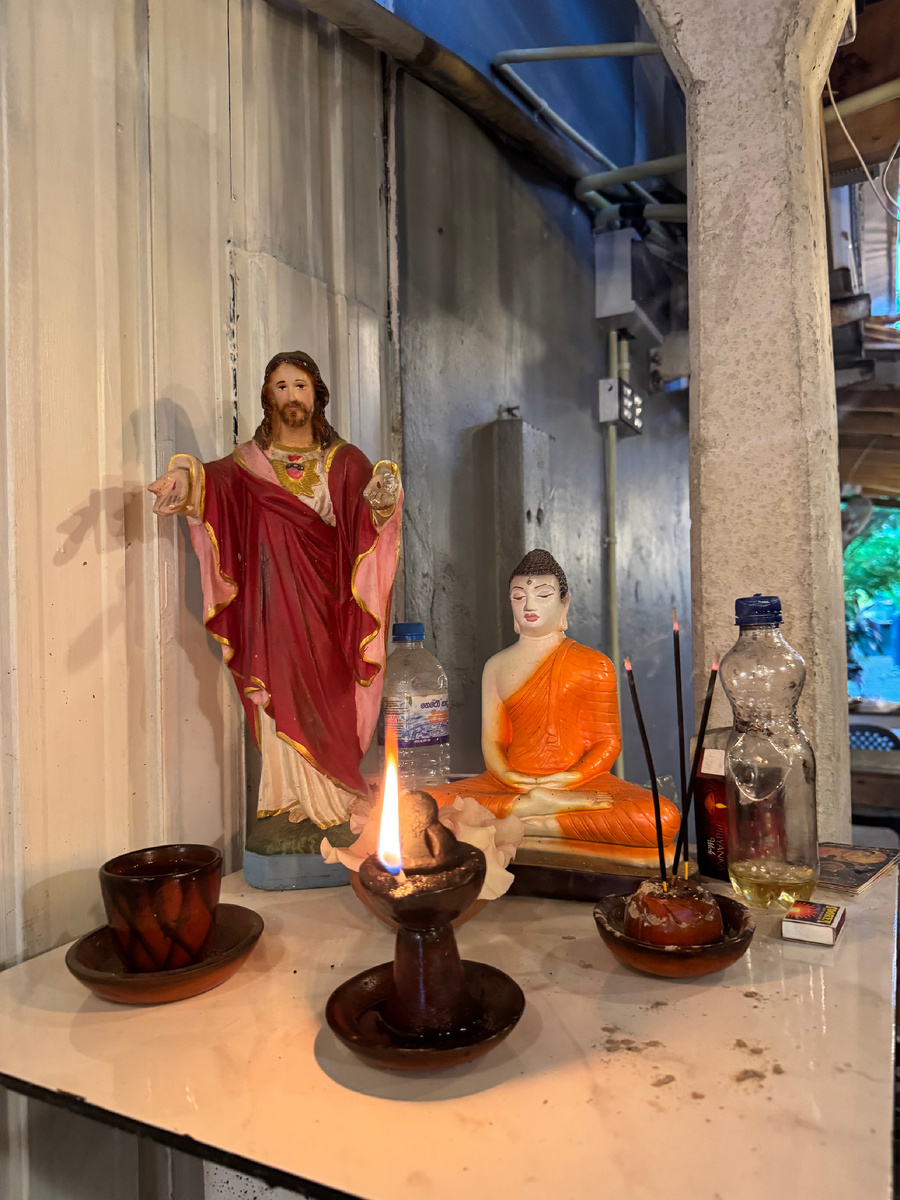 В местной кафешке был алтарь с Буддой и Иисусом)