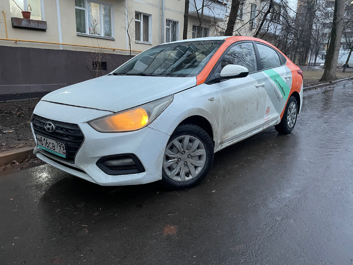 Фирменная решётка радиатора Соляриса напоминает улыбку таксиста в конце смены — уставшую, но всё ещё приветливую