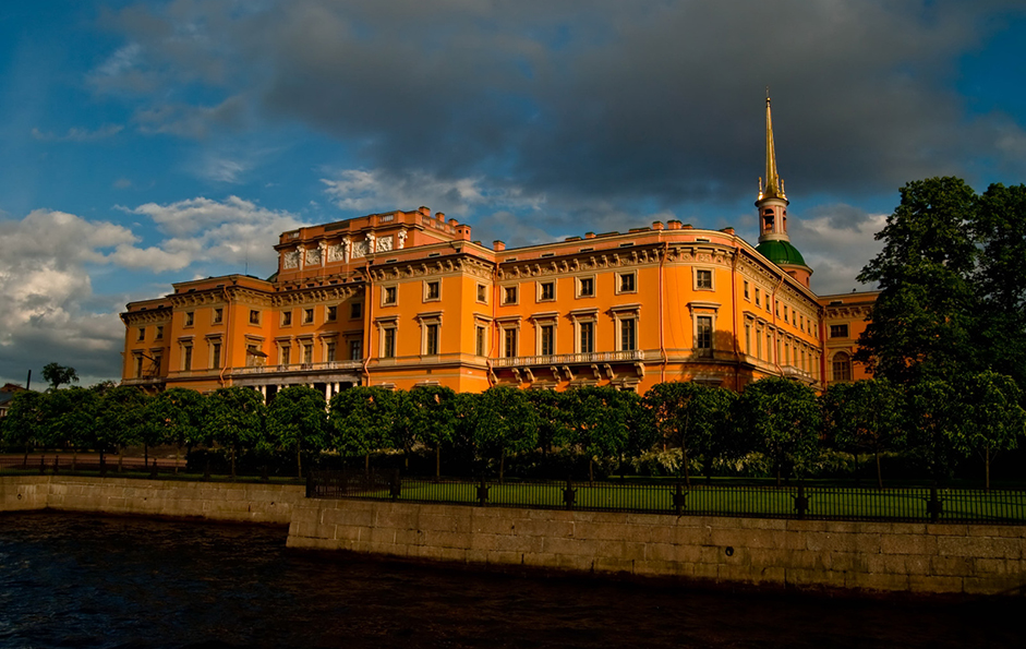 Михайловский замок. Фото с сайта https://expo-hotel.ru/en/about-the-hotel/. Взято с Яндекс.Картинки