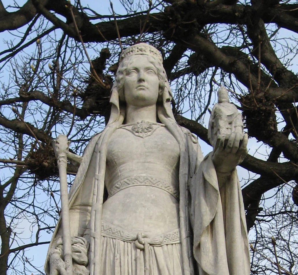 Памятник Бертраде Лаонской в Люксембургском саду. Париж.