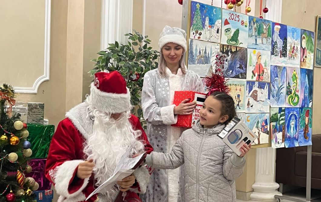 Подарок для Амиры - караоке-колонка и микрофон от депутата Аникеевой Н.А. 