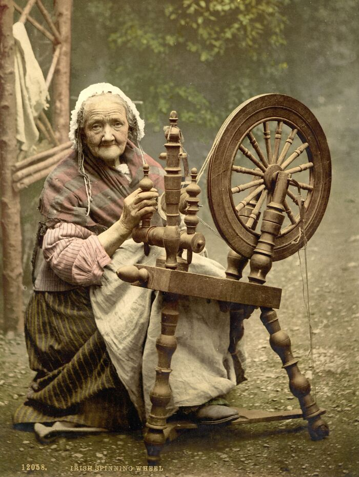 Прядильщица и прялка. Ирландия, 1890 г.
