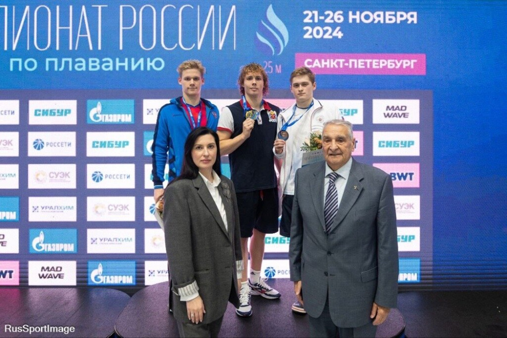 Кирилл Мартынычев (в центре)