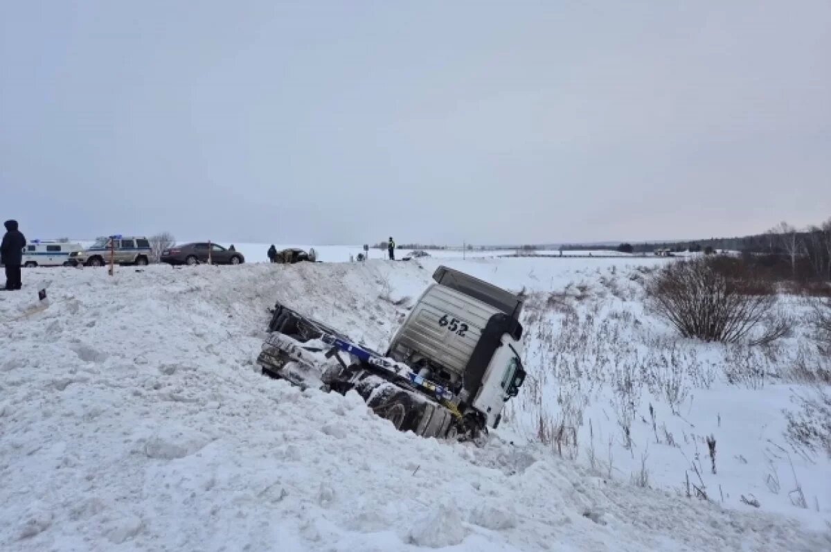    На трассе в Красноярском крае произошло смертельное ДТП с грузовиком