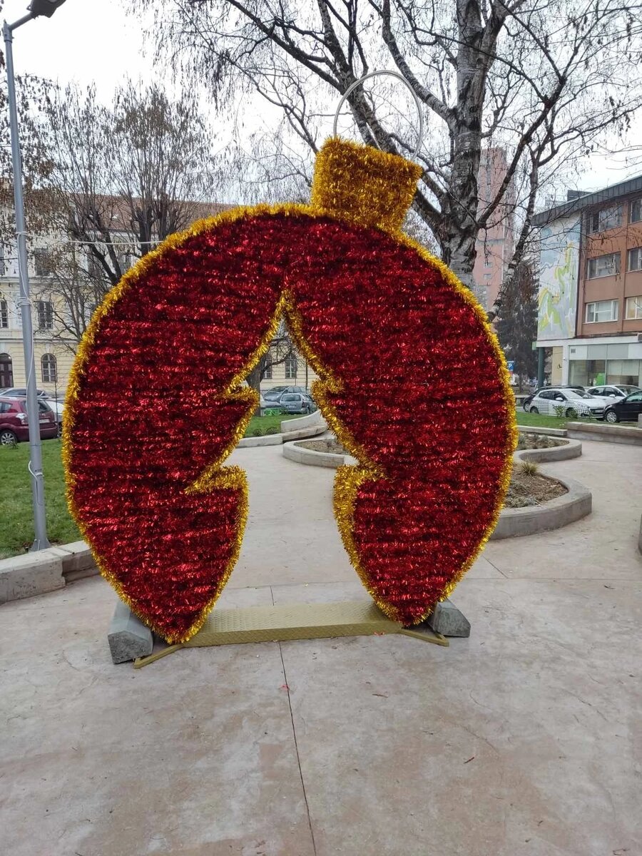 Новогоднее украшение в Ужице, каждый год его ставят.