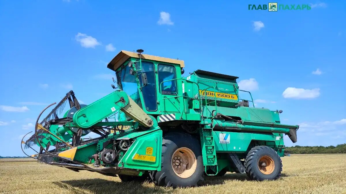 Фото: © Артем Борисов / Glavpahar.ru
Комбайн ДОН-1500Б на полях агрохозяйства (фото иллюстративное)