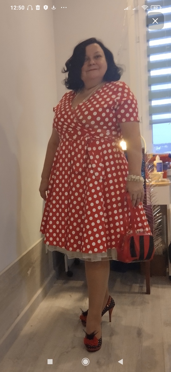 Такой наряд не для пенсионерки.