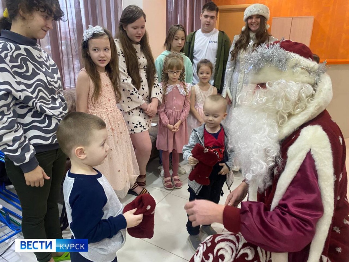    С наступающими праздниками ребят из приграничья поздравил Курский драматический театр