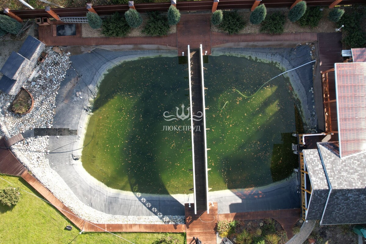 Так выглядел пруд, когда мы увидели его впервые! Без полной реконструкции пруда было нельзя!