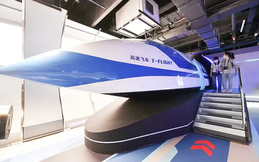 В течение десяти лет ожидается, что "плавающий поезд" со скоростью 621 миль в час начнет свою работу, возможно, совершив революцию в транспорте.