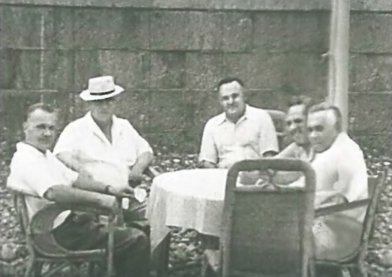 На даче у Н.С. Хрущёва в Крыму (слева направо): В.Н. Челомей, Н.С. Хрущёв, С.П. Королёв, Н.А. Пилюгин и В.П. Бармин. Фото из личного архива С.Н. Хрущёва