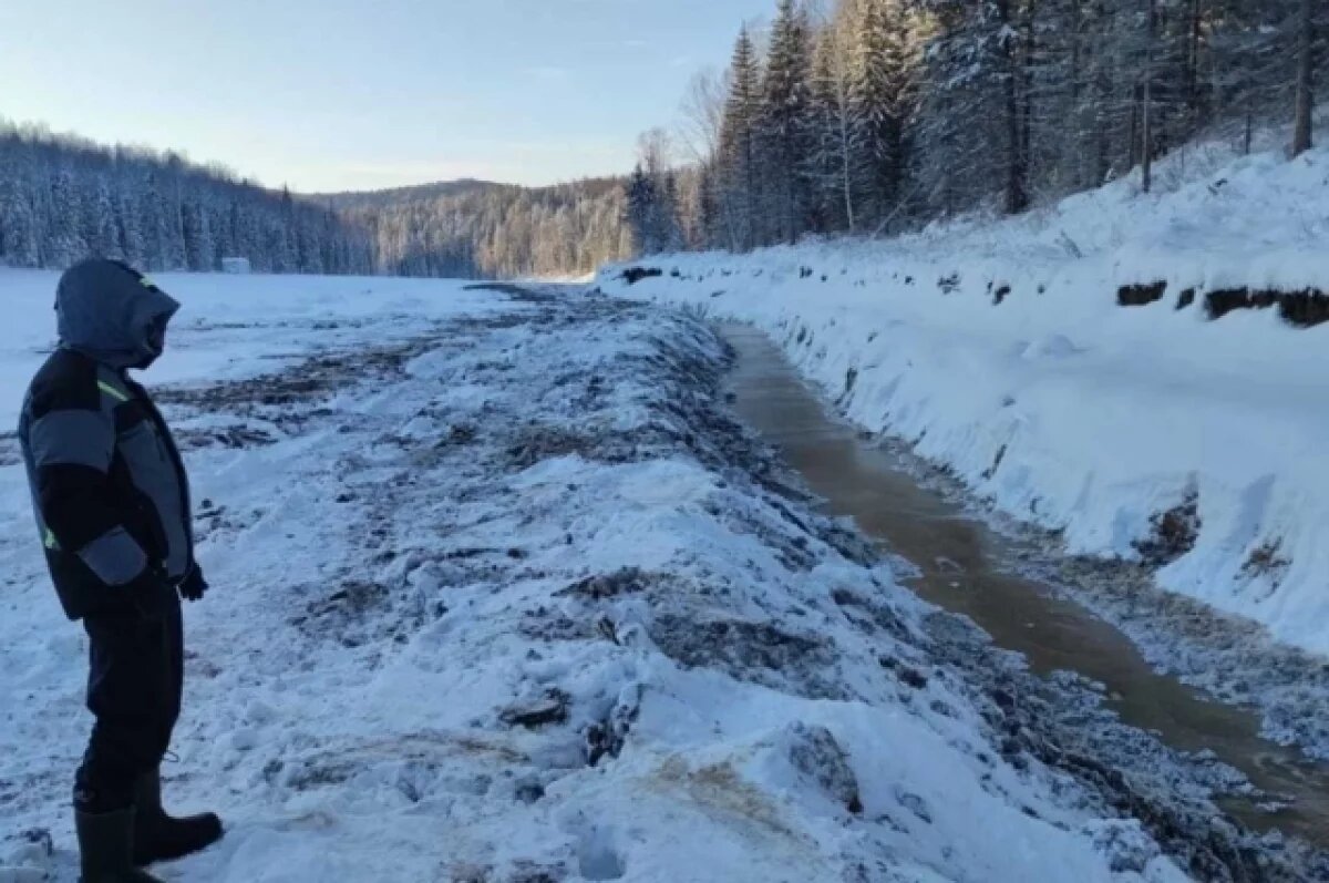    Из-за загрязнения река в Красноярском крае изменила цвет