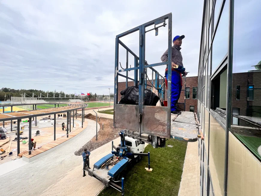 работа бригады с автовышкой