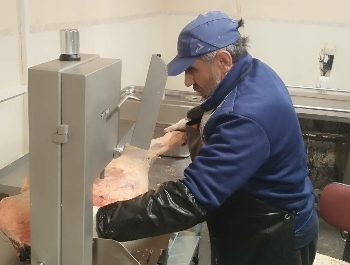 Изготовление стейков - достаточно тонкая работа