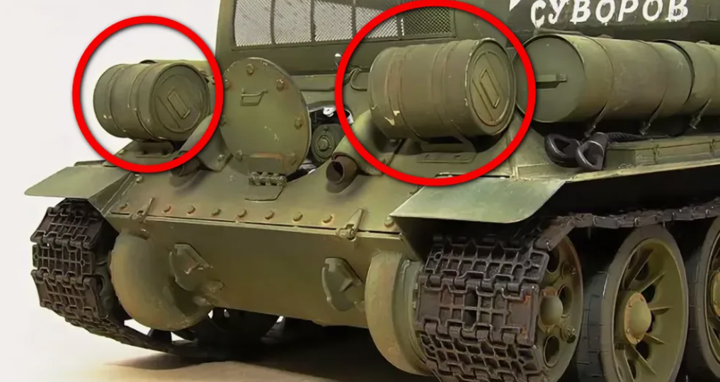 Зачем танк Т-34 оснащен продолговатыми цилиндрами на своем корпусе