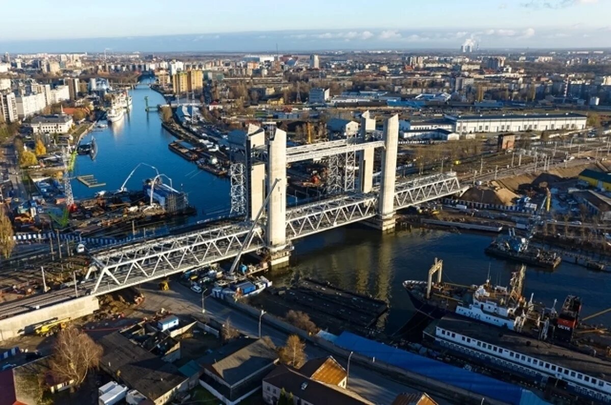    На мосту через Преголю установили первые элементы подъемной системы