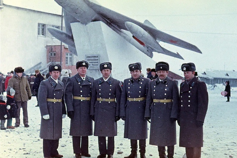 Фото 1989 г. с офицерами управления 25-й дивизии ПВО, опубликованное Н. Агапитовым в группе служивших здесь в Одноклассниках.
