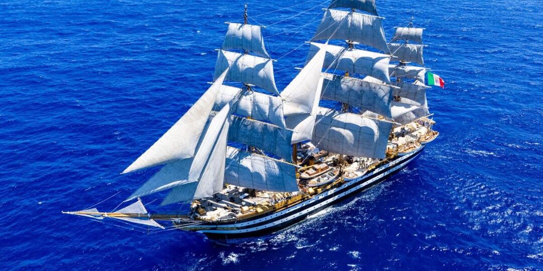 В Абу-Даби прибыло легендарное судно "Америго Веспуччи"