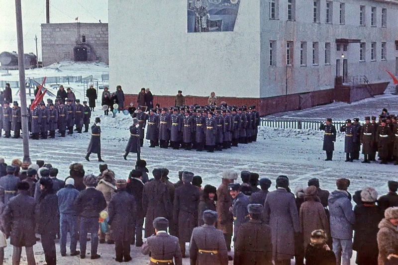 Фото 1989 г. с празднованием 7 ноября у здания управления 25-й дивизии ПВО, опубликованное Н. Агапитовым в группе служивших здесь в Одноклассниках.