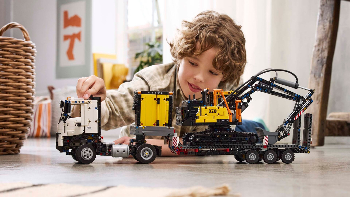 Грузовик Volvo FMX с экскаватором. Источник: LEGO