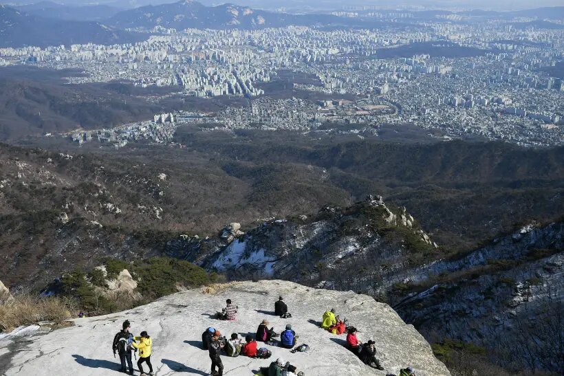     Вид на Сеул с горы Пукхансан. © РИА Новости. Рамиль Ситдиков