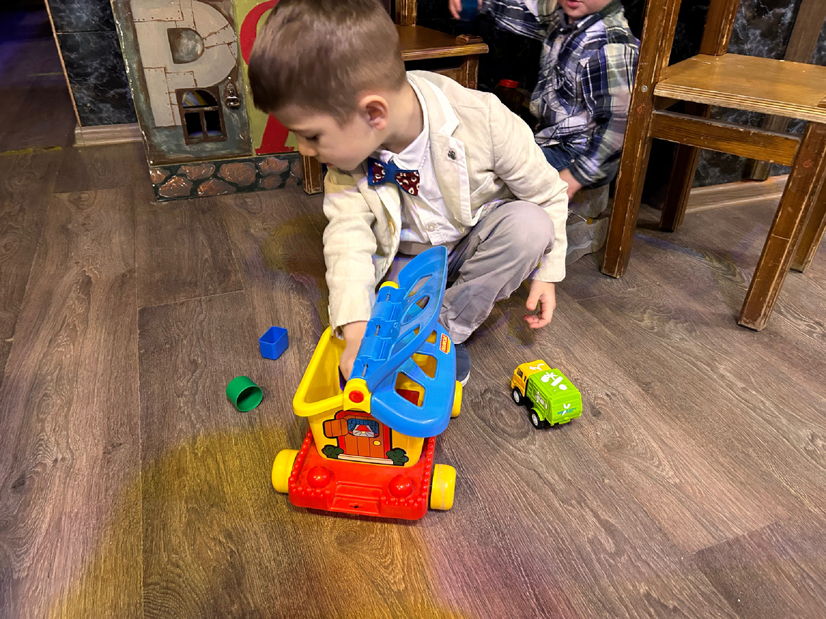 В каком ещё театре можно сесть и на полу поиграть в игрушки?