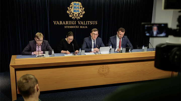    Пигмеи осмелели: премьер Эстонии и члены правительства в ходе пресс-конференции объяснили арест российского танкера EagleS повреждением подводного кабеля EstLink 2. Фото: IMAGO/Konstantin Sednev