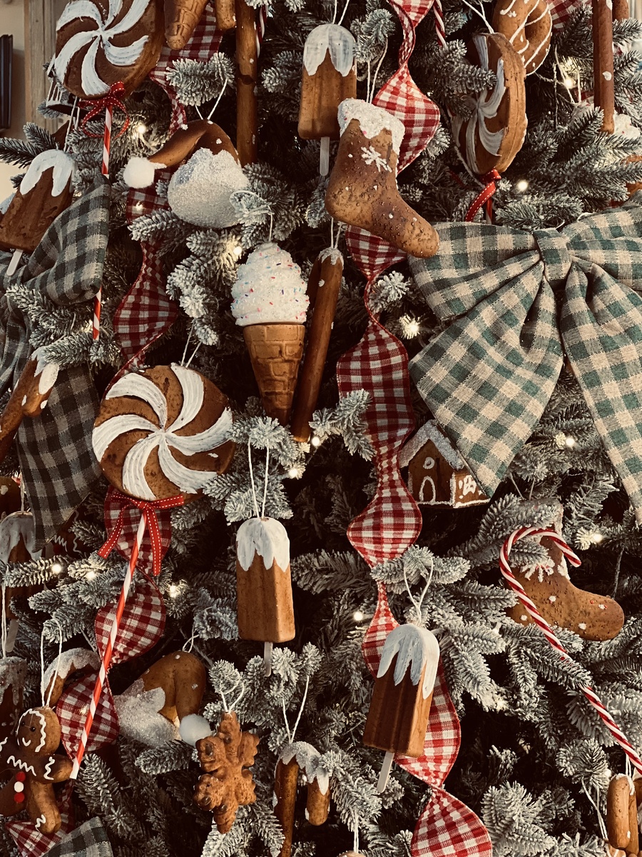 Невероятно красивая ёлка стоит в Пассаже на Невском проспекте