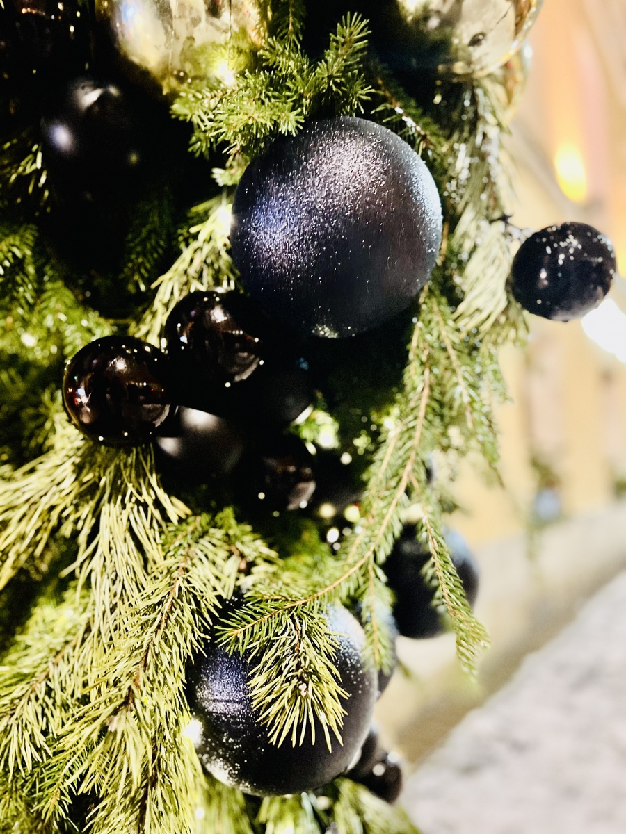 А такими изысканными шарами украшен вход в какой-то итальянский ресторан