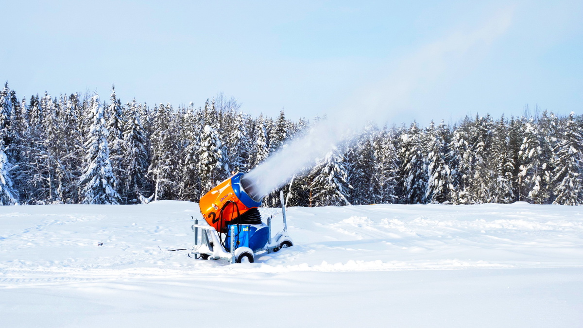    В Югре с опозданием начали заготавливать снег