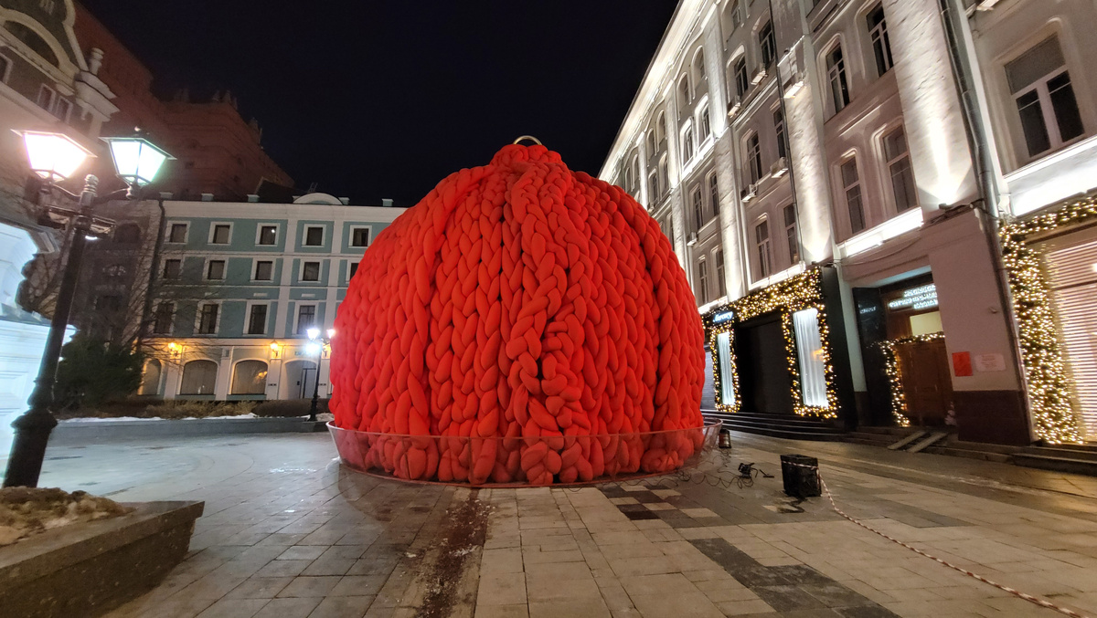 Вязанный шар. Столешников переулок. Фото автора.