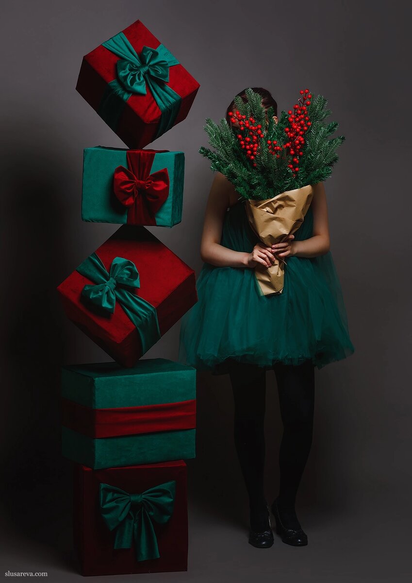 Вот эта конструкция и коробки — моих золотых ручек творение. Ленты и банты — других золотых рук, хозяйки фотостудии — Елены. Фотография её же авторства. 