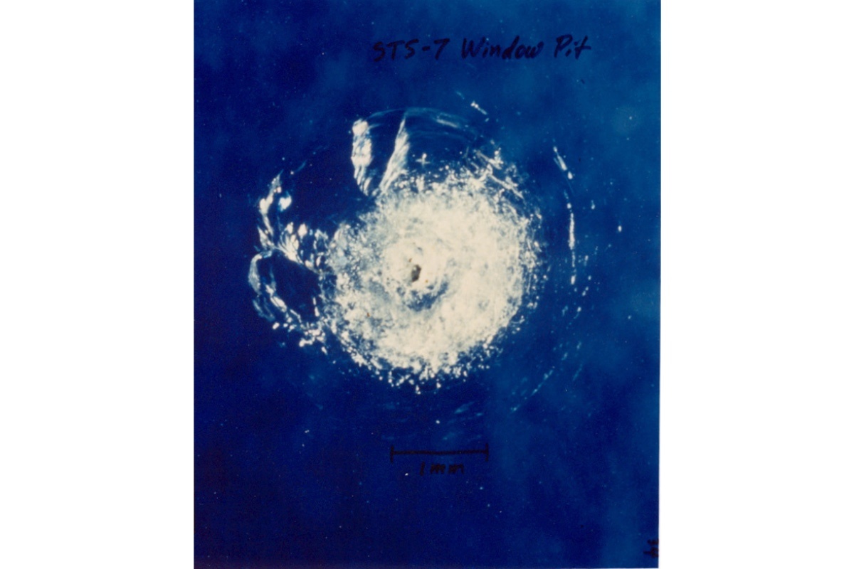 NASA📷Повреждение в окне космического челнока «Челленджер», образовавшееся в результате столкновения орбитального мусора с кусочком краски во время миссии STS-7 в 1983 году