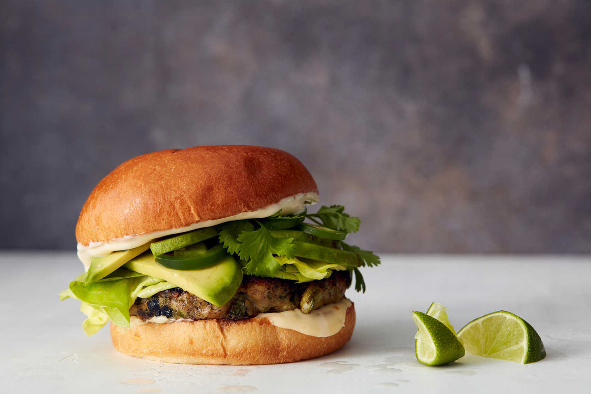 Аппетитные и умопомрачительно вкусные бургеры с авокадо и курицей
