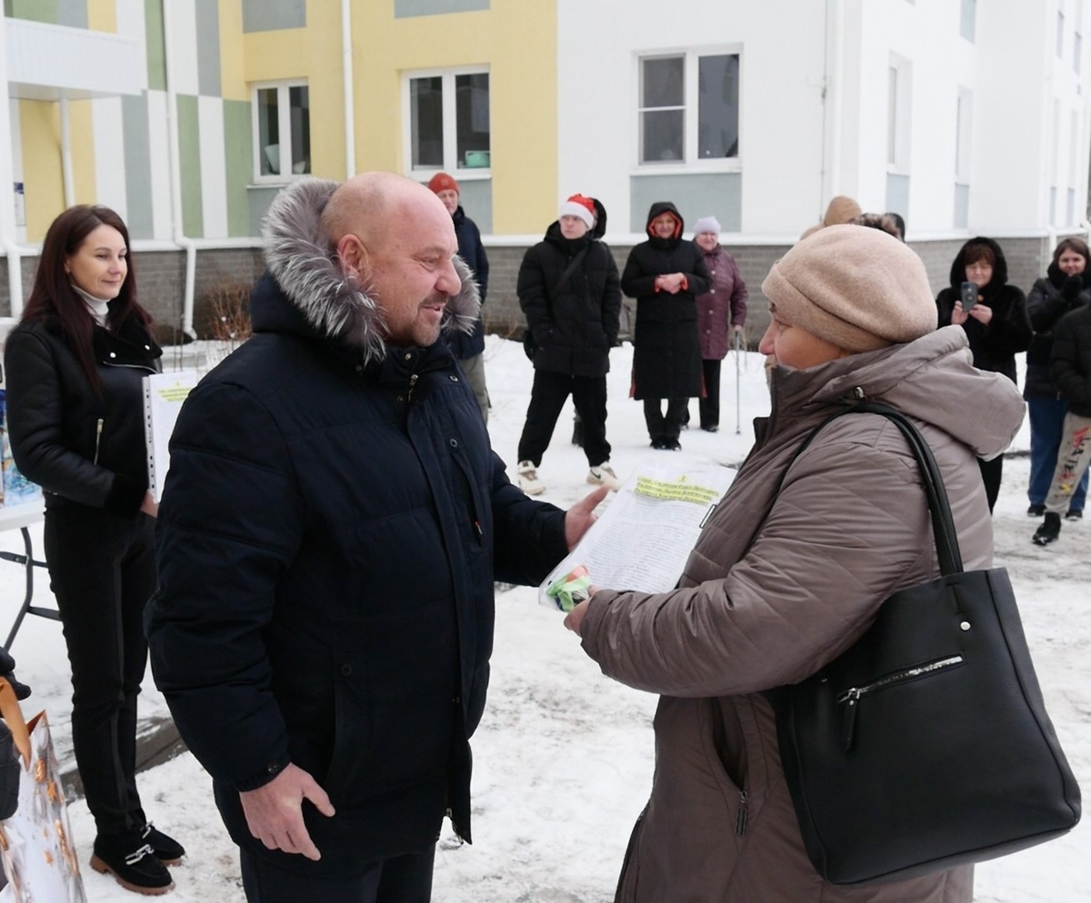 Ключи от новой квартиры вручает глава МСУ округа А.В. Дранишников.