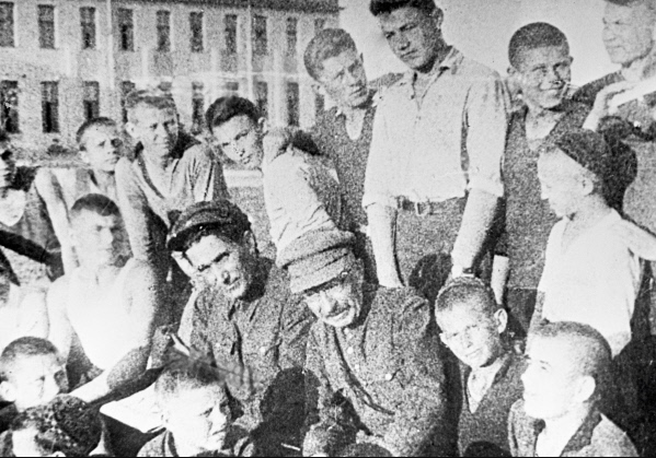 А.С. Макаренко (в центре).