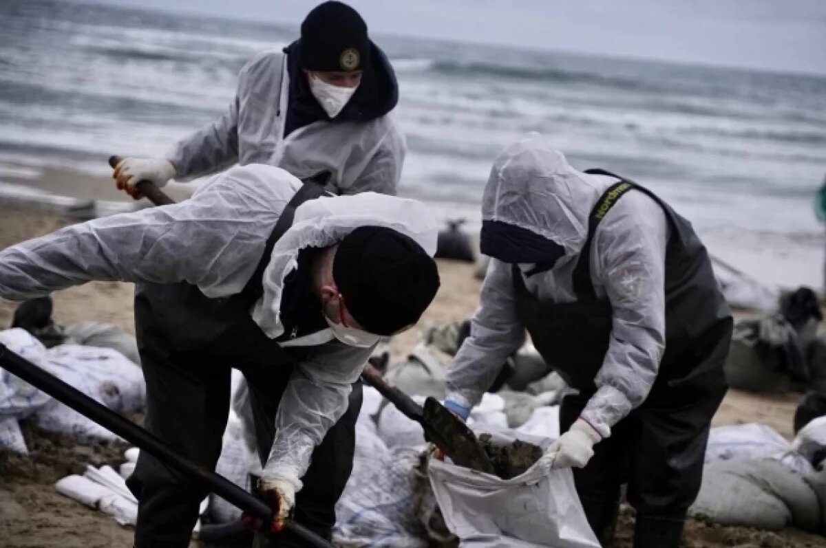    В Крыму ввели региональный режим ЧС из-за разлива нефтепродуктов