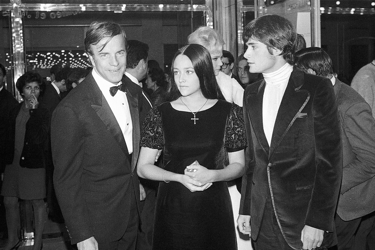Режиссер Франко Дзеффирелли и актеры Леонард Уайтинг и Оливия Хасси на премьере фильма "Ромео и Джульетта" в Париже, 1968 год ©Eustache Cardenas/AP  📷