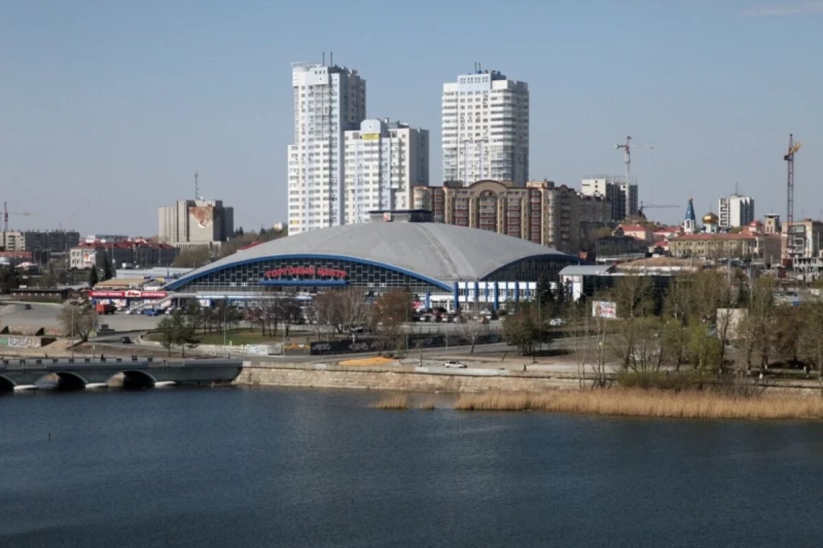    Когда-то в Торговом центре было престижно и покупать, и продавать.