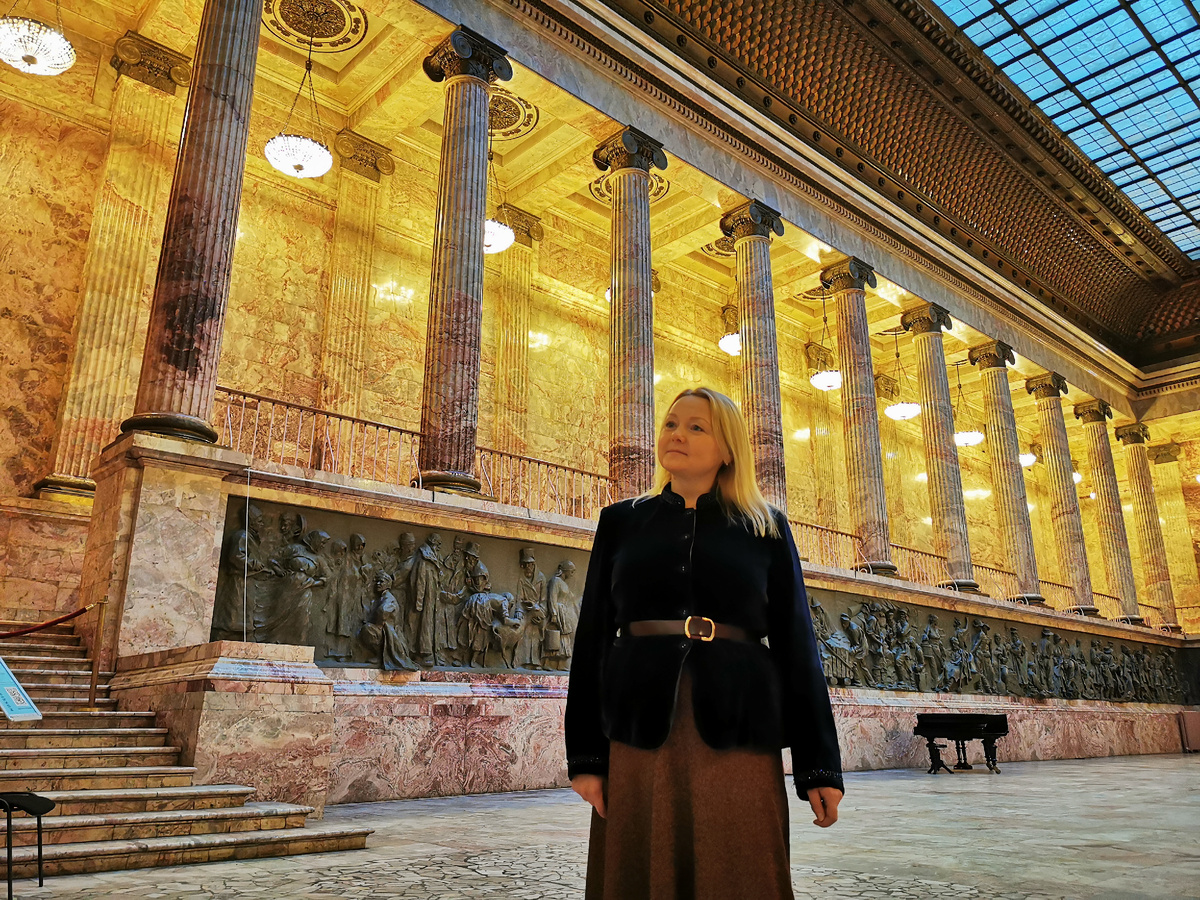 Жанна Швыдкая, писатель, публицист, автор канала. Фото сделано в Энографическом музее в Санкт-Петербурге. 