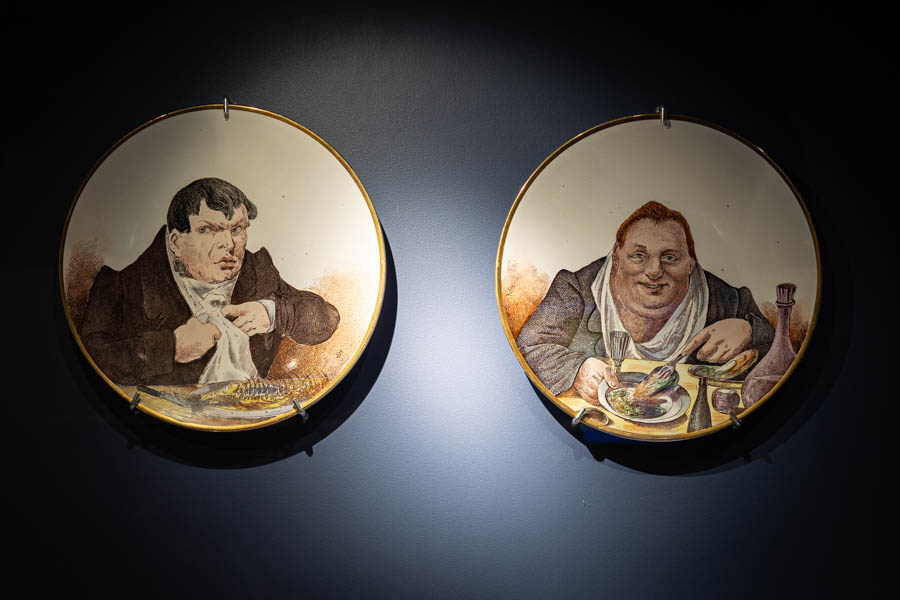 Блюда декоративное с изображением Собакевича и Манилова, персонажей поэмы Н. В. Гоголя «Мертвые души». Российская империя, Тверская губ., Корчевский уезд, с. Кузнецово. Конец XIX в. Товарищество М. С. Кузнецова