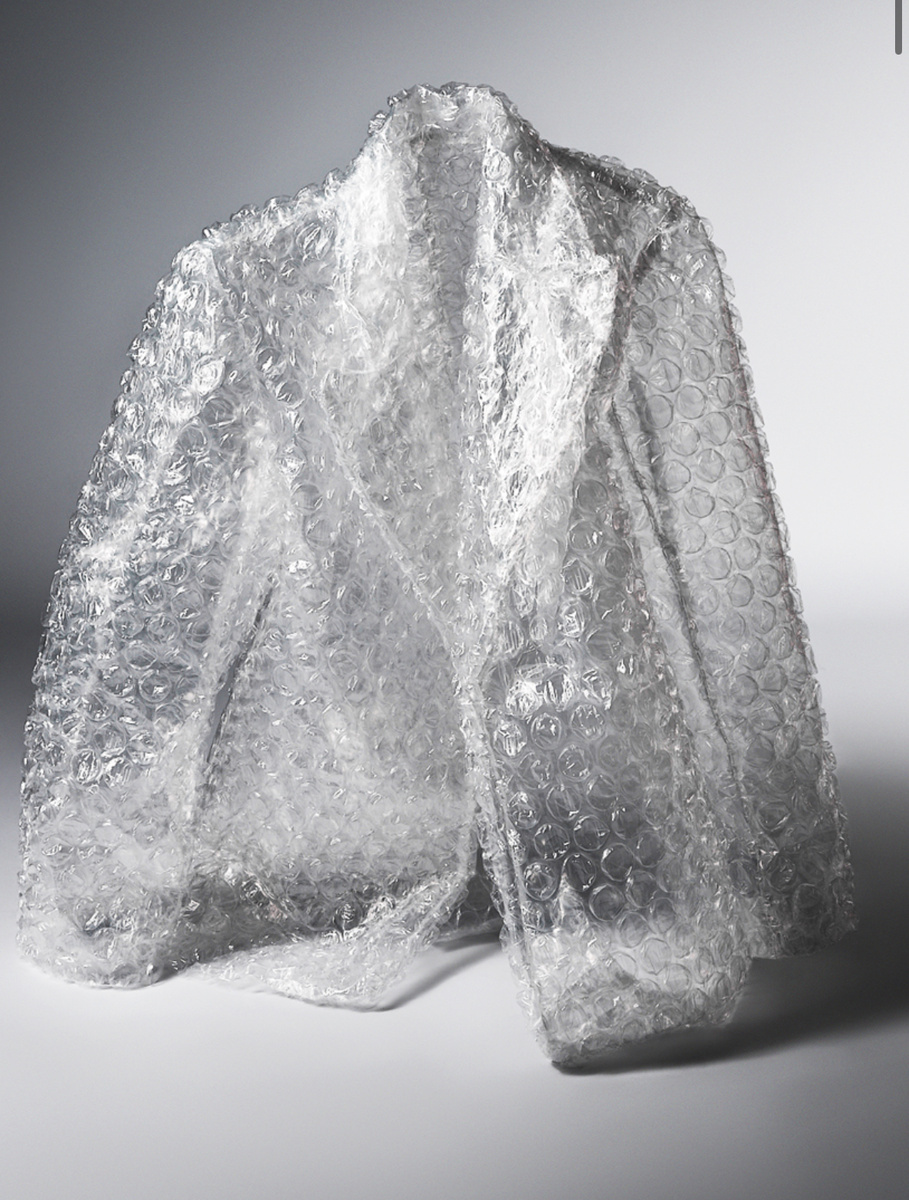 Белорусский бренд ZNWR выпустил коллекцию одежды из пузырчатой упаковки  