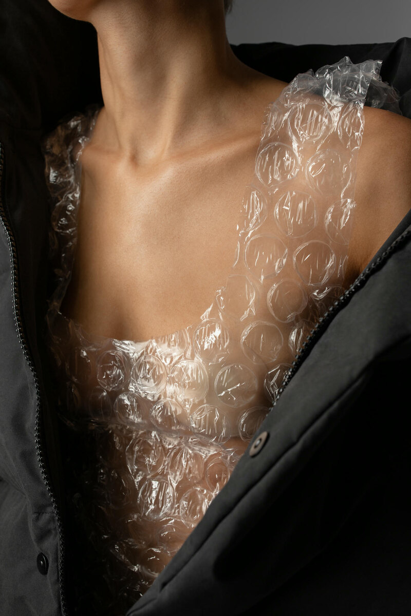 Белорусский бренд ZNWR выпустил коллекцию одежды из пузырчатой упаковки  