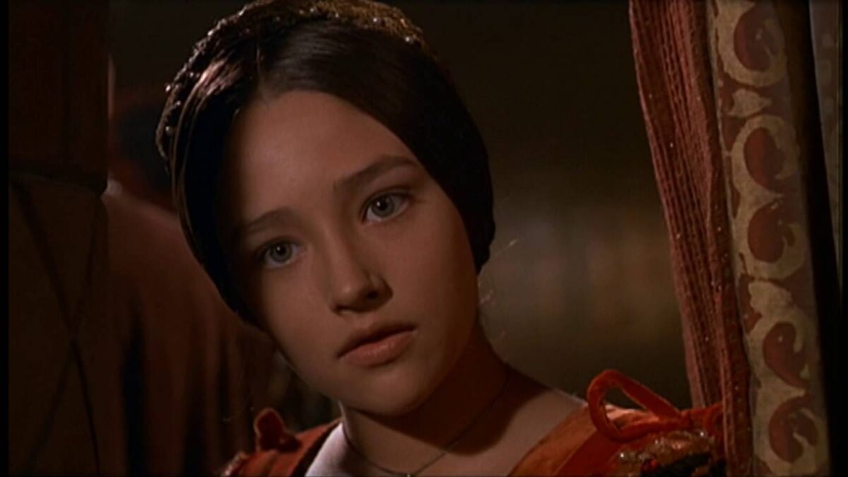 Оливия Хасси в роли Джульетты 