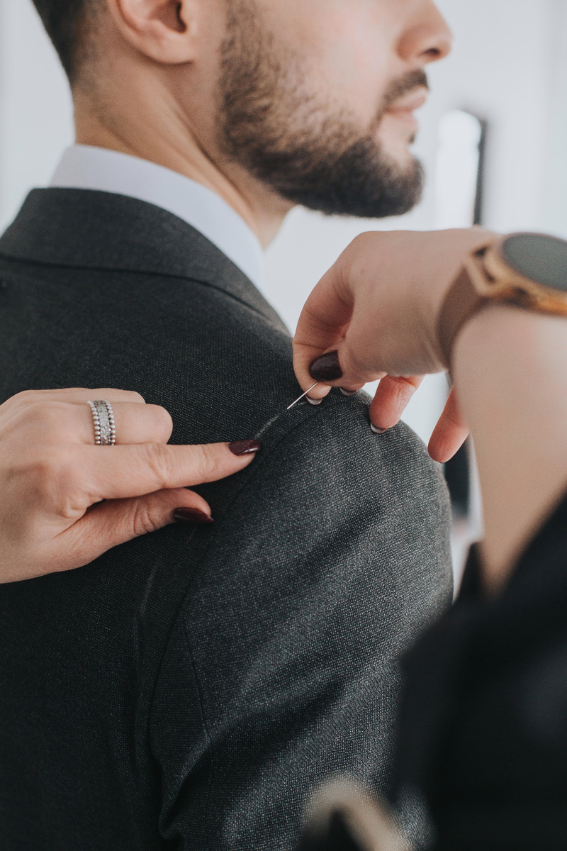 В каждом салоне Mazaltovman работают портные, которые в короткие сроки подгонят костюм под параметры клиента