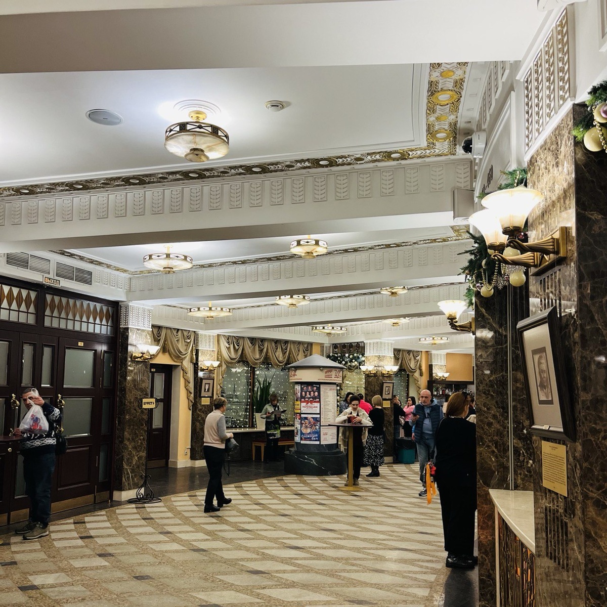 Фойе 1-го этажа в ЦДКЖ. Вдали видно колонну для афиш, а справа гардероб