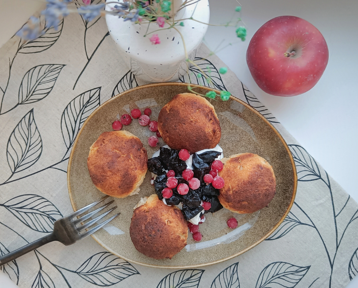 Подала со сметаной, черносливом и красной смородиной.