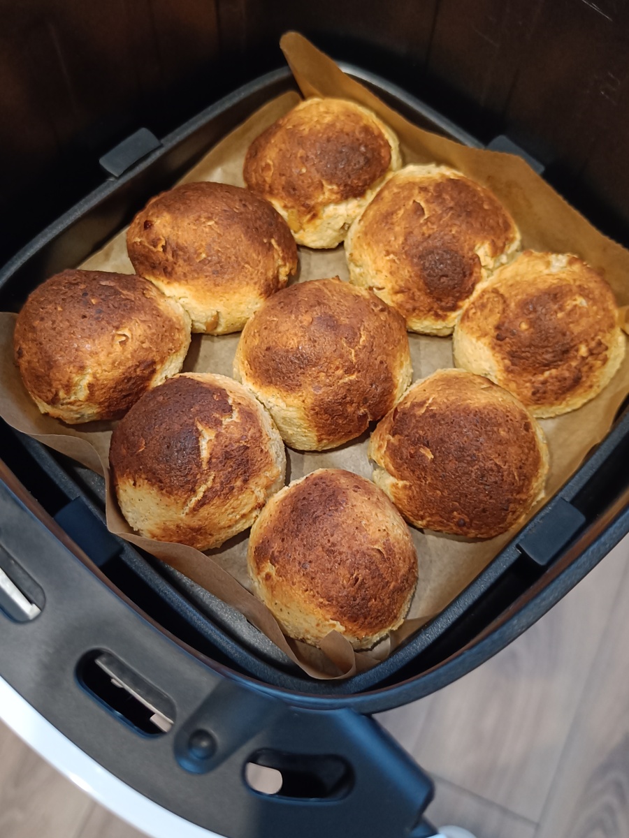 Использовала пергамент, так как поверхность подложки рифлённая, и в первый раз тесто у меня прилипло.