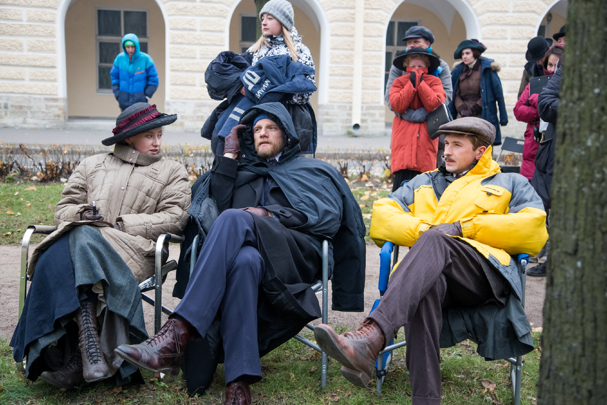 Актёры Вильма КУТАВИЧЮТЕ, Юрий КОЛОКОЛЬНИКОВ и Андрей НАЗИМОВ на съёмках сериала «ВОСКРЕСЕНСКИЙ»